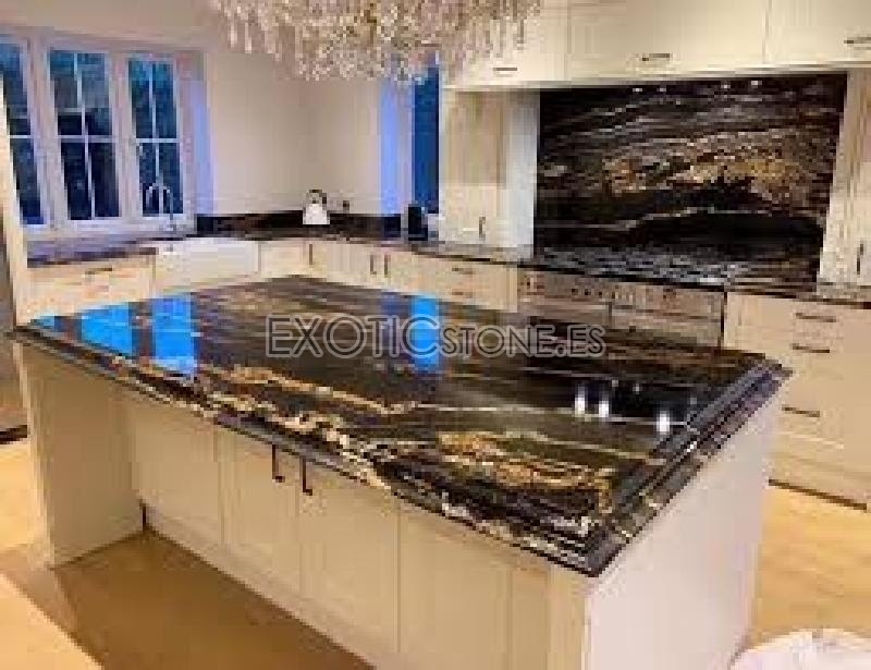 Cocina con Amplia Isla en Granito Titanium Gold