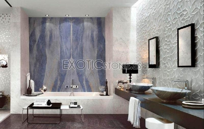 Impresionante Baño con Mural de Piedra