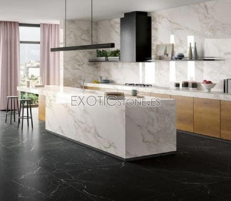 Extraordinaria Cocina en Mármol Estatuario Blanco en Combinación y Suelo en Negro