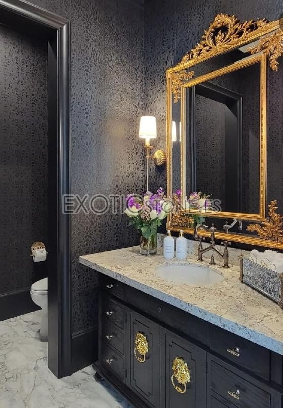 Encimera de Lavabo en Mármol Blanco Carrara con Mueble Negro: Elegancia Excepcional por Exotic Stone