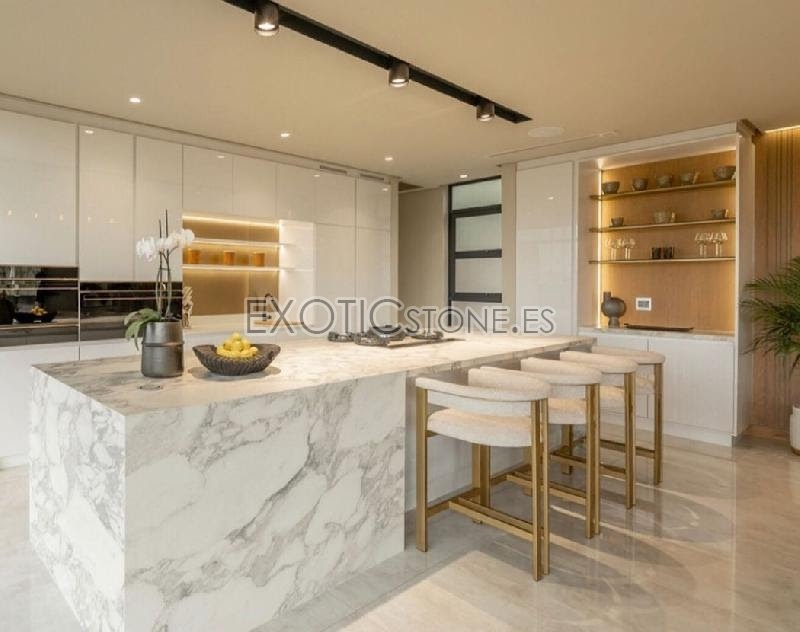 Cocina Moderna en Blanco con Isla en Marmol Arebascato Vagli