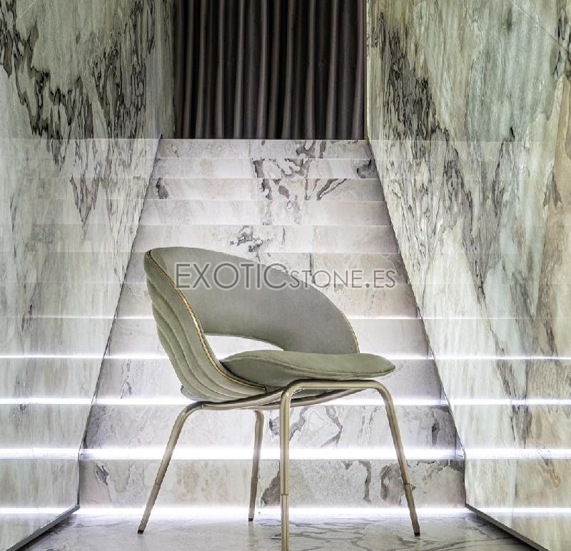 Ascendiendo a la Elegancia: Escaleras con Iluminación de Escalones en Mármol Oyster White de Exotic Stone