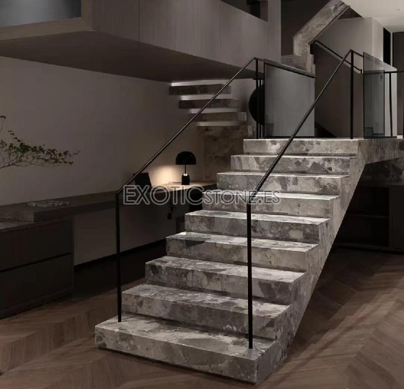 Escalera Luminosa Revestida en Mármol Meteore: Elegancia Excepcional de Exotic Stone