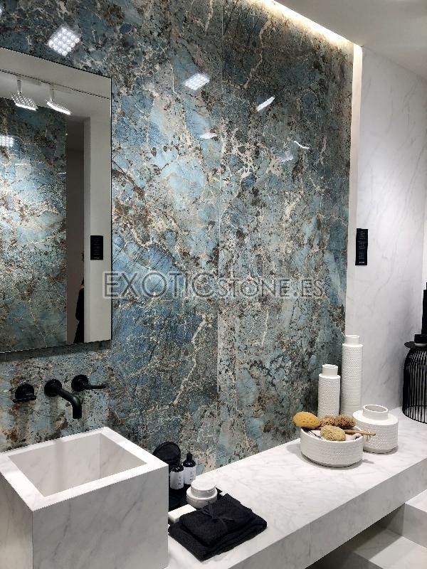 BaÃ±o Encimera y Lavabo de Piedra Blanco y Mural Azul