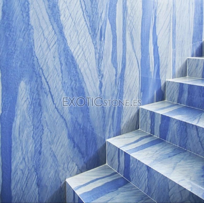 Escalera y Pared con el Elegante Granito Azul Macaubas