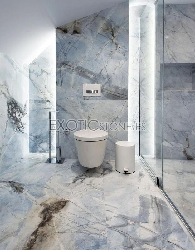 Elegancia en Blanco Puro: Un Baño Revestido en Mármol Invisible White por Exotic Stone