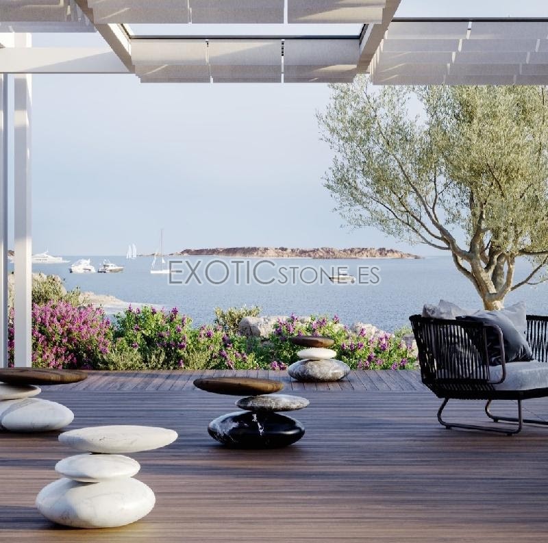 Océano de Opulencia: Terraza con Vistas al Mar Embellecida con Bolos en Exquisitos Mármoles por Exotic Stone